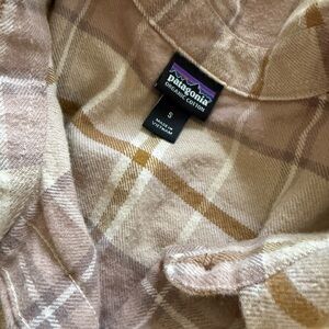 (Closet cleanout ‼️) size small, Patagonia Tan and Cream Plaid Shirt
